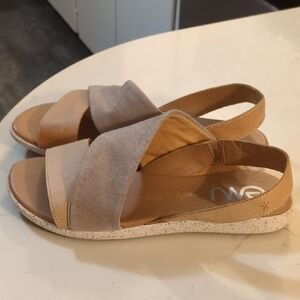 Cream and Tan Sandals with Crisscross Straps
